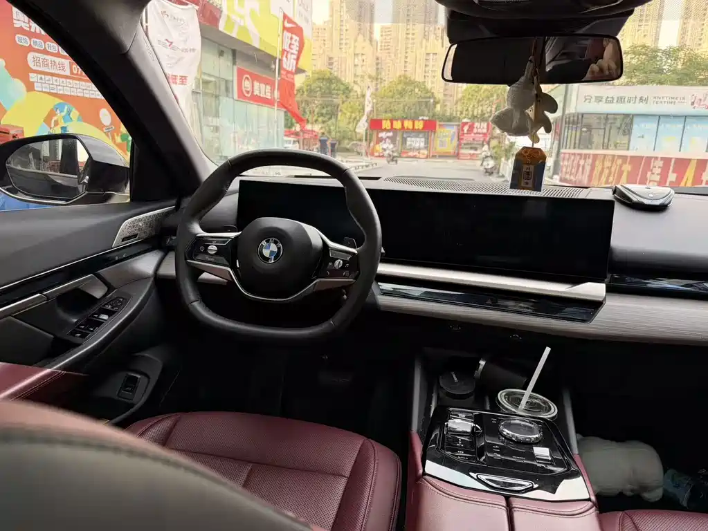 BMW 5 Series — миниатюра 7
