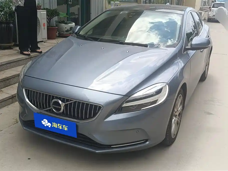 VOLVO V40
