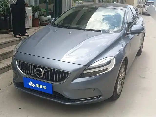 VOLVO V40 2017