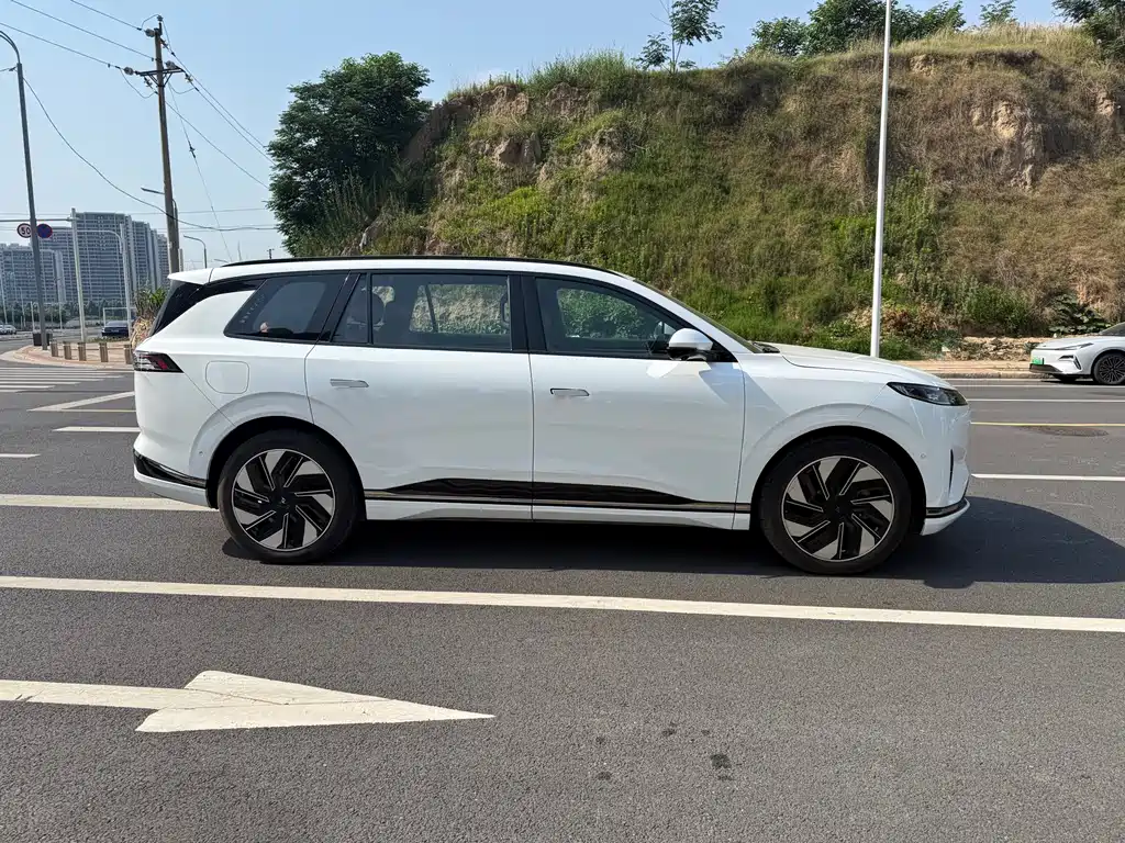 Dongfeng eπ008 2024 636Max Electric 6 мест