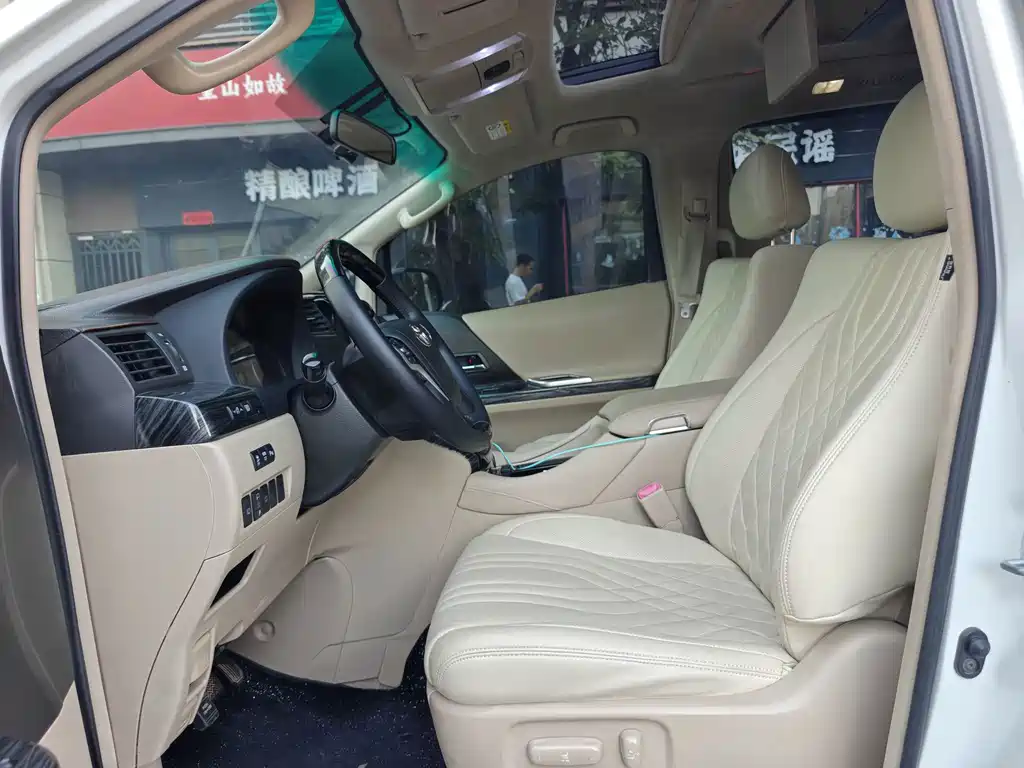 Toyota Alphard — миниатюра 7