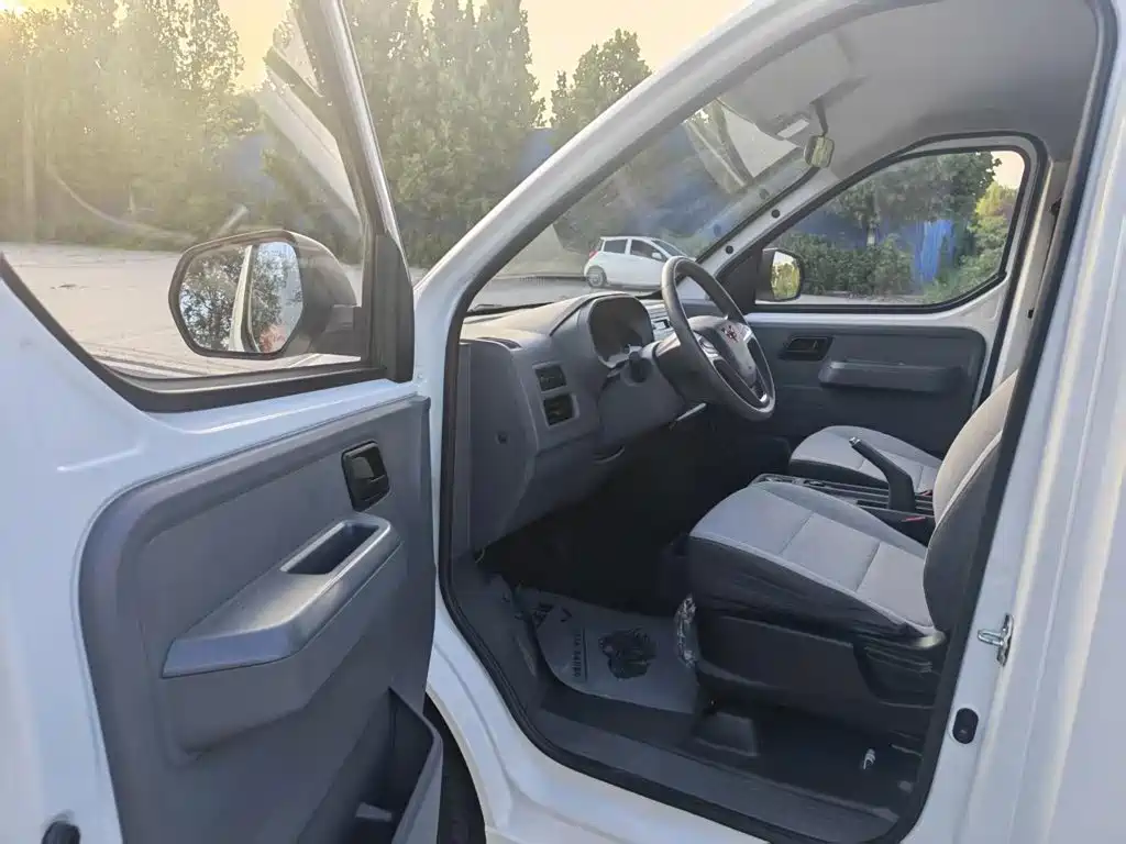 Wuling Yangguang — миниатюра 16