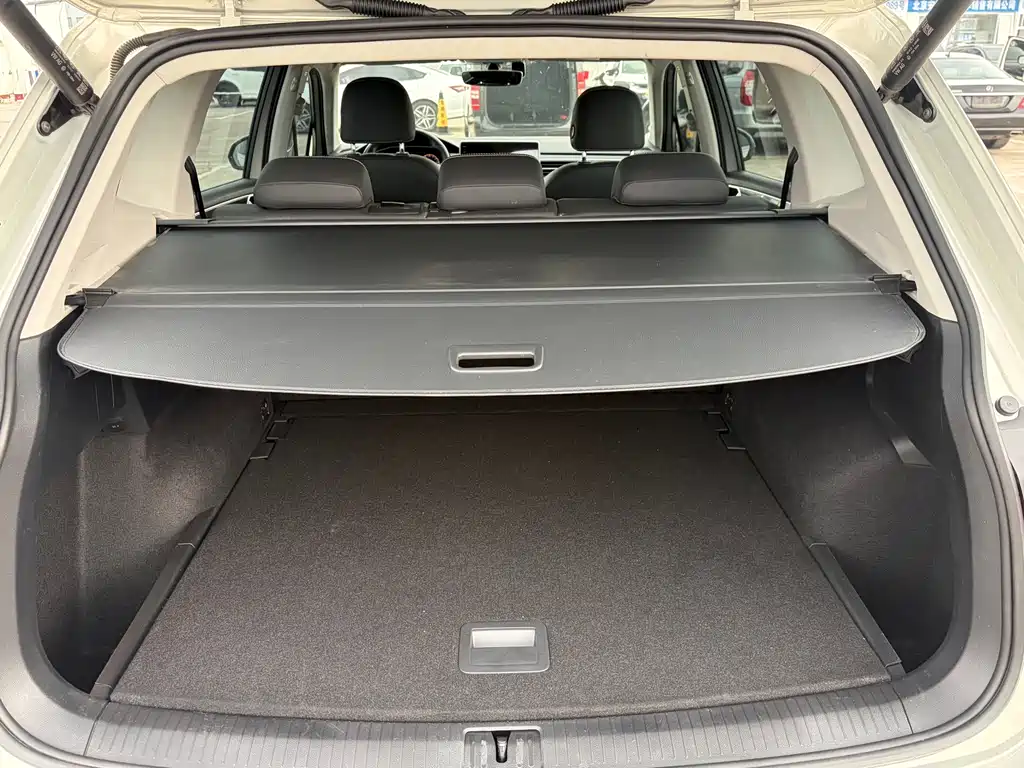Volkswagen Tiguan L — миниатюра 17