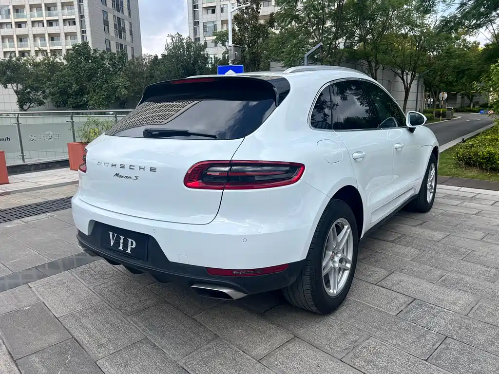 PORSCHE MACAN