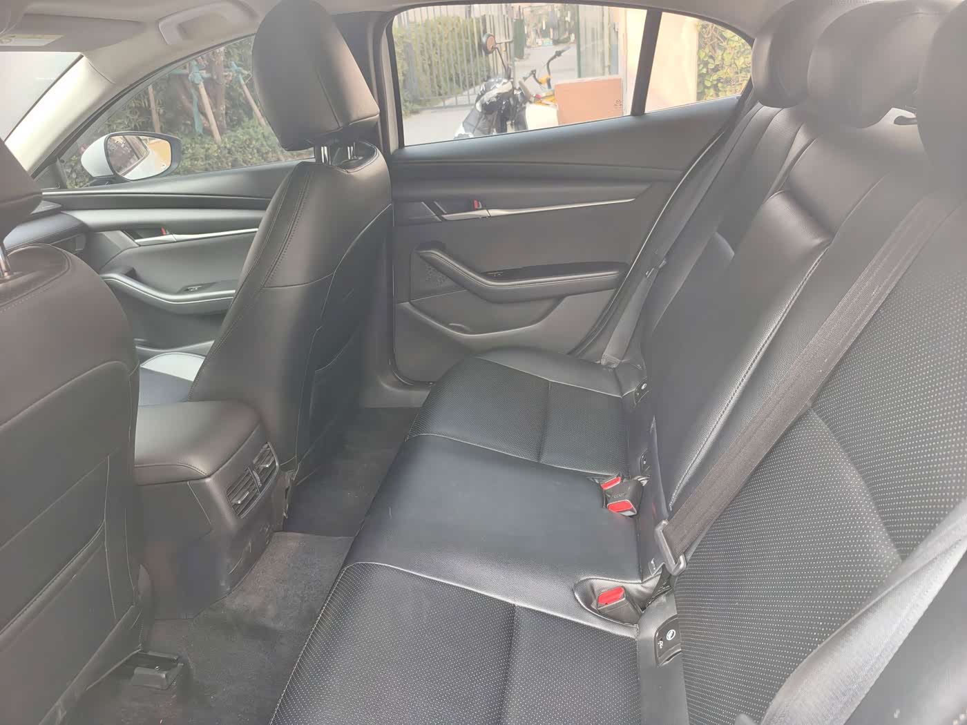Mazda Mazda3 Axela 1.5 л 2021 г. Белый, пробег 50000 км