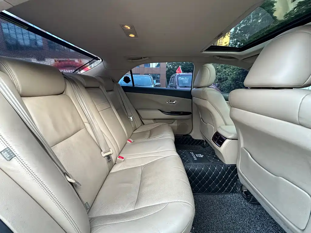 Toyota Crown — миниатюра 7