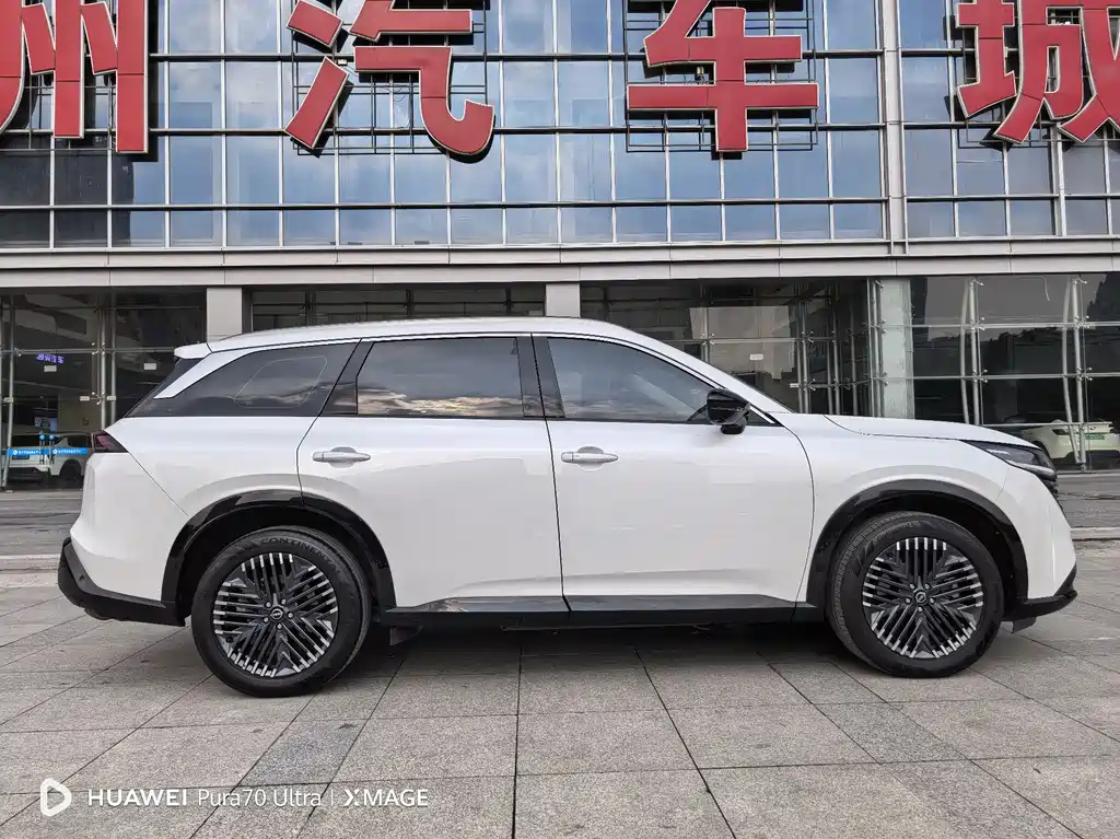 NISSAN EXPLORING THE LAND