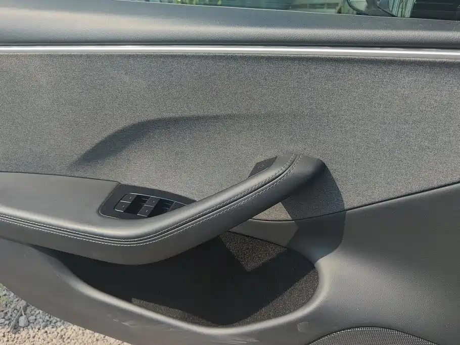 Tesla Model 3 — миниатюра 7