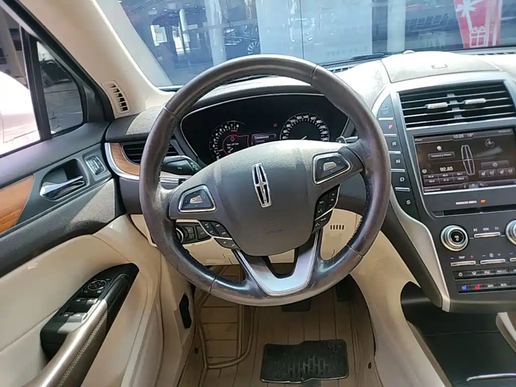 Lincoln MKC — миниатюра 11