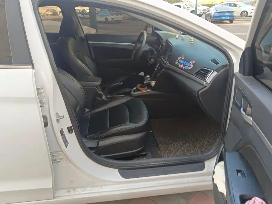 Hyundai Elantra — миниатюра 8