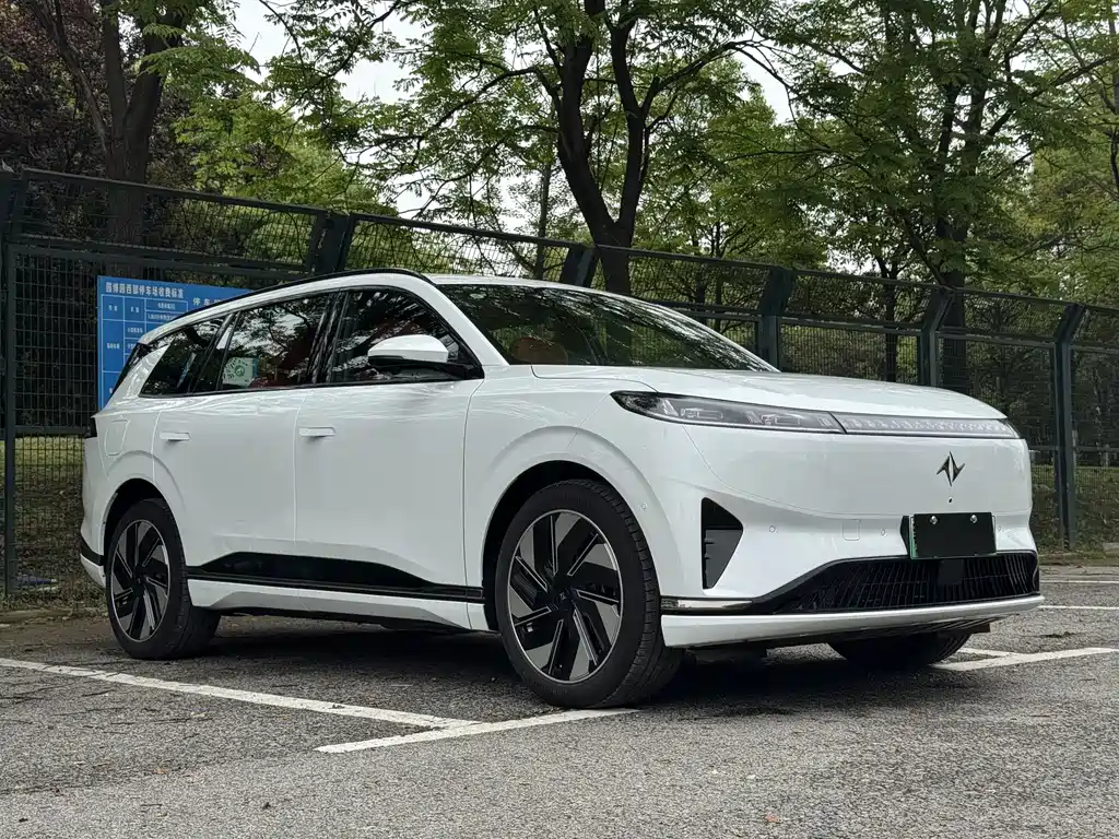 Dongfeng eπ008 2024 210Max 6 мест