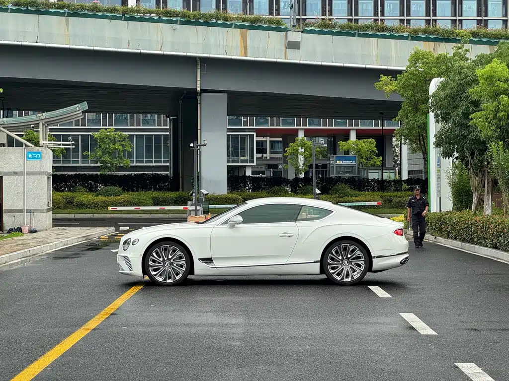 Bentley Continental 4.0T GT V8 Mulliner, фото 5