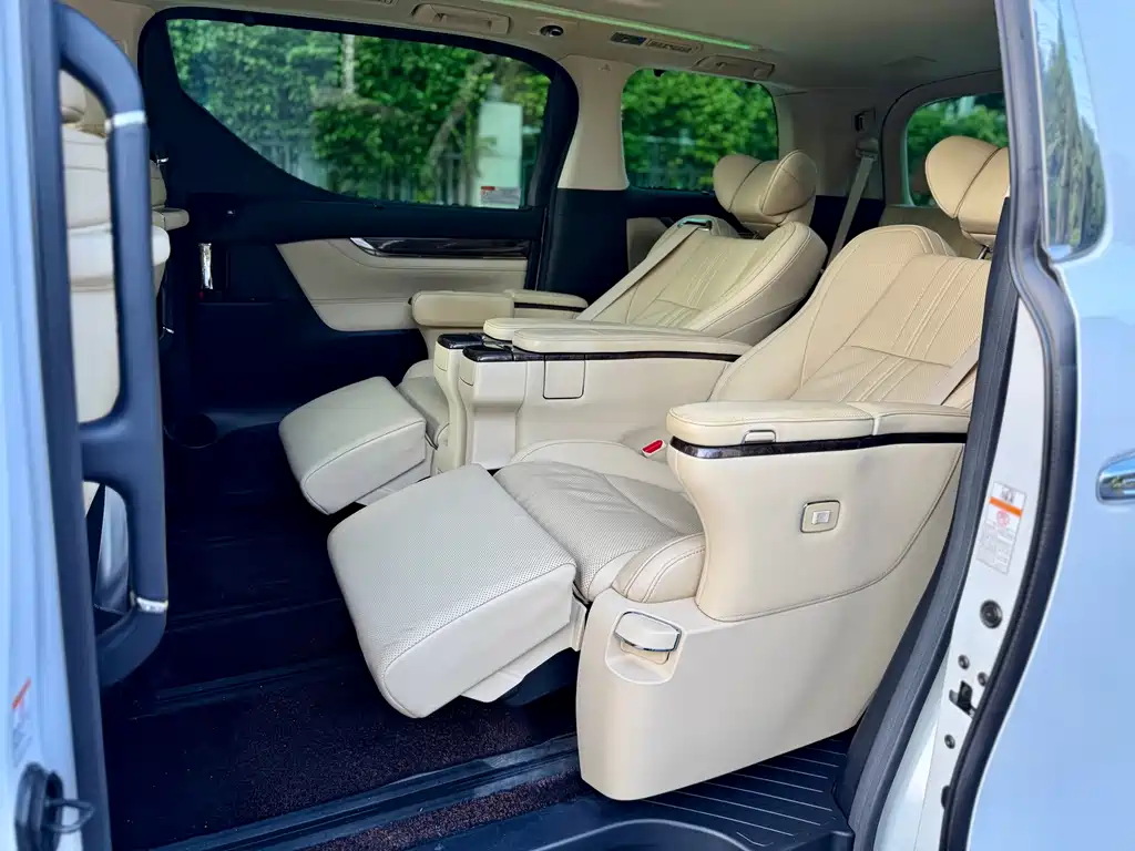 Toyota Alphard — миниатюра 9