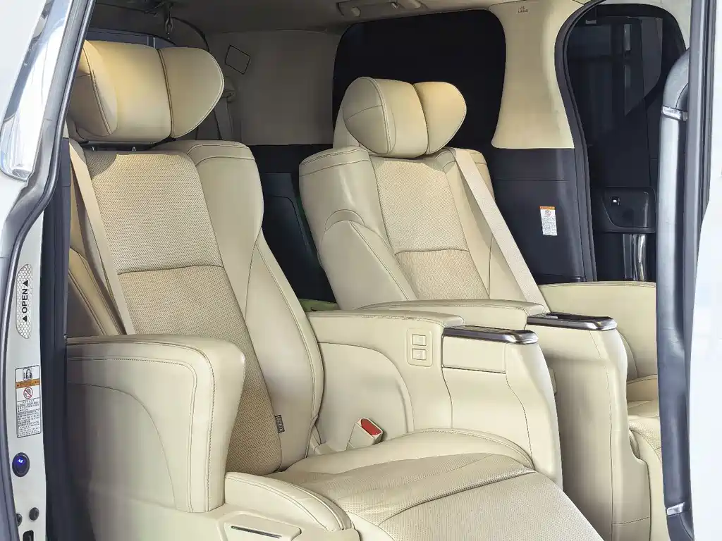 Toyota Alphard — миниатюра 7