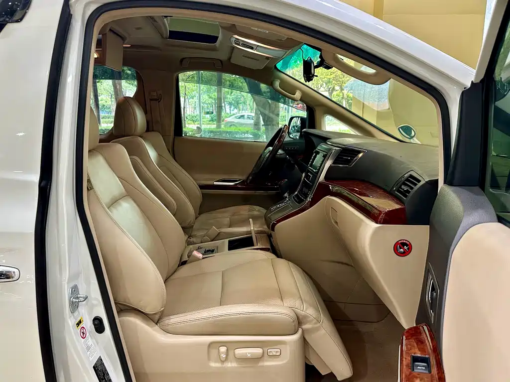 Toyota Alphard — миниатюра 10