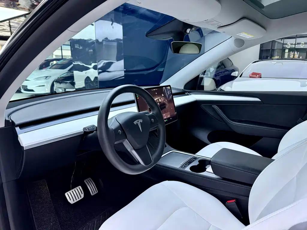 Tesla Model Y — миниатюра 5