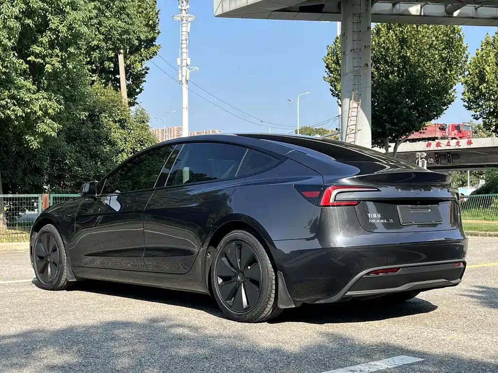 Tesla Model 3 — миниатюра 15