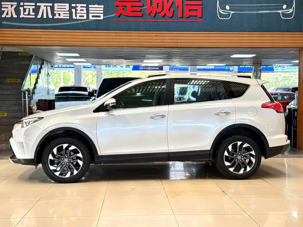 Toyota RAV4 — миниатюра 7