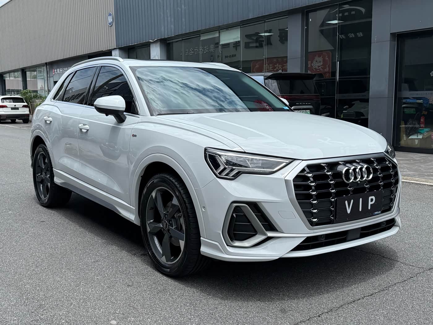 Audi Q3 1.4 л 2022 г. Белый, пробег 10000 км