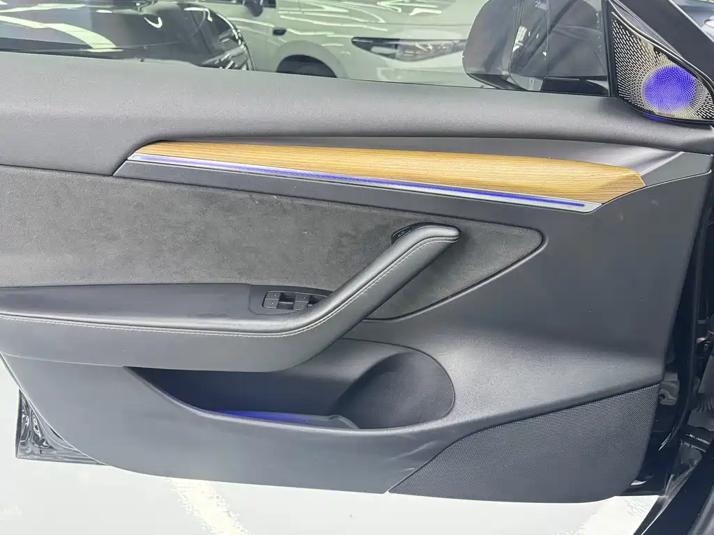 Tesla Model 3 — миниатюра 8