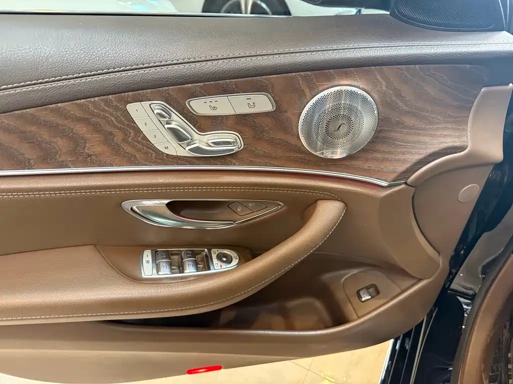Mercedes-Benz E-Class — миниатюра 9