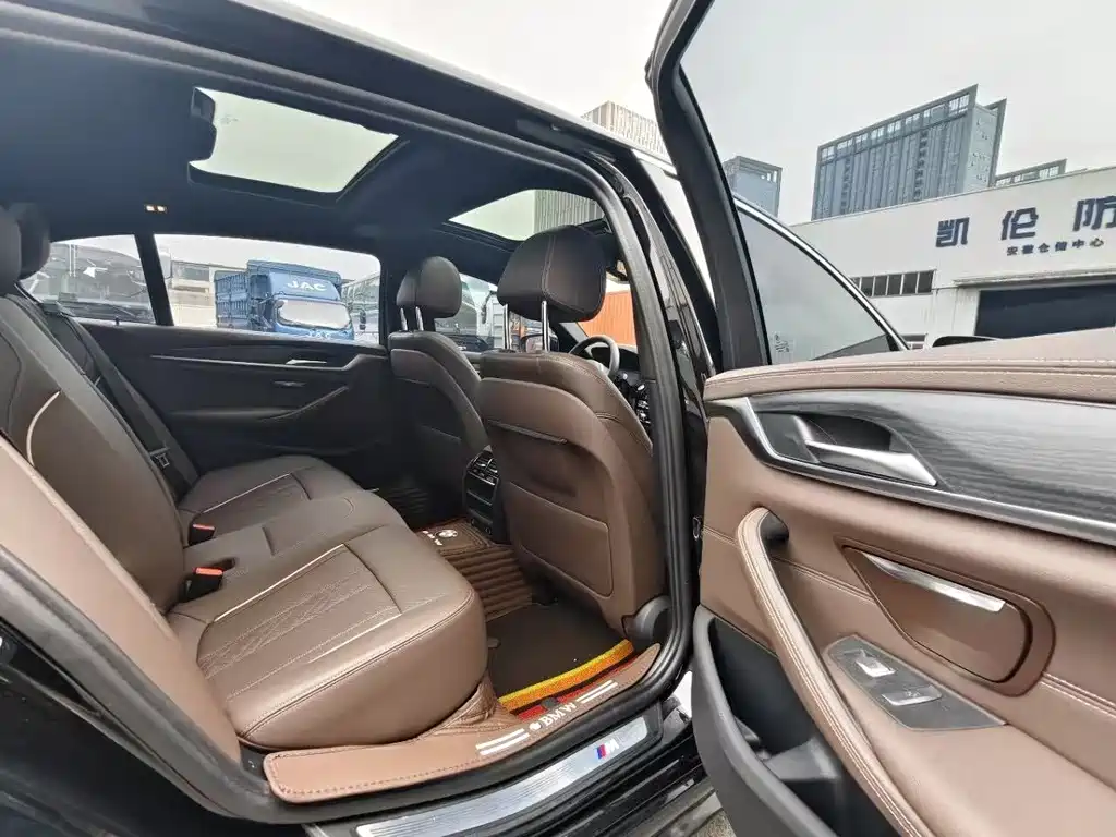 BMW 5 Series — миниатюра 7