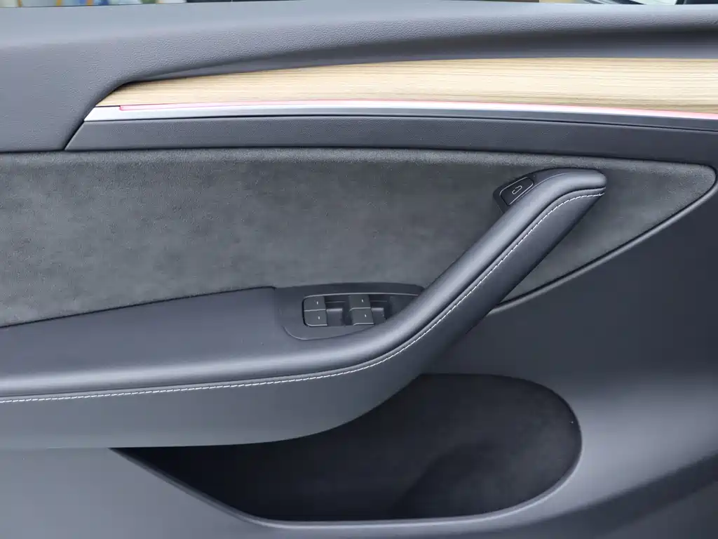 Tesla Model Y — миниатюра 10