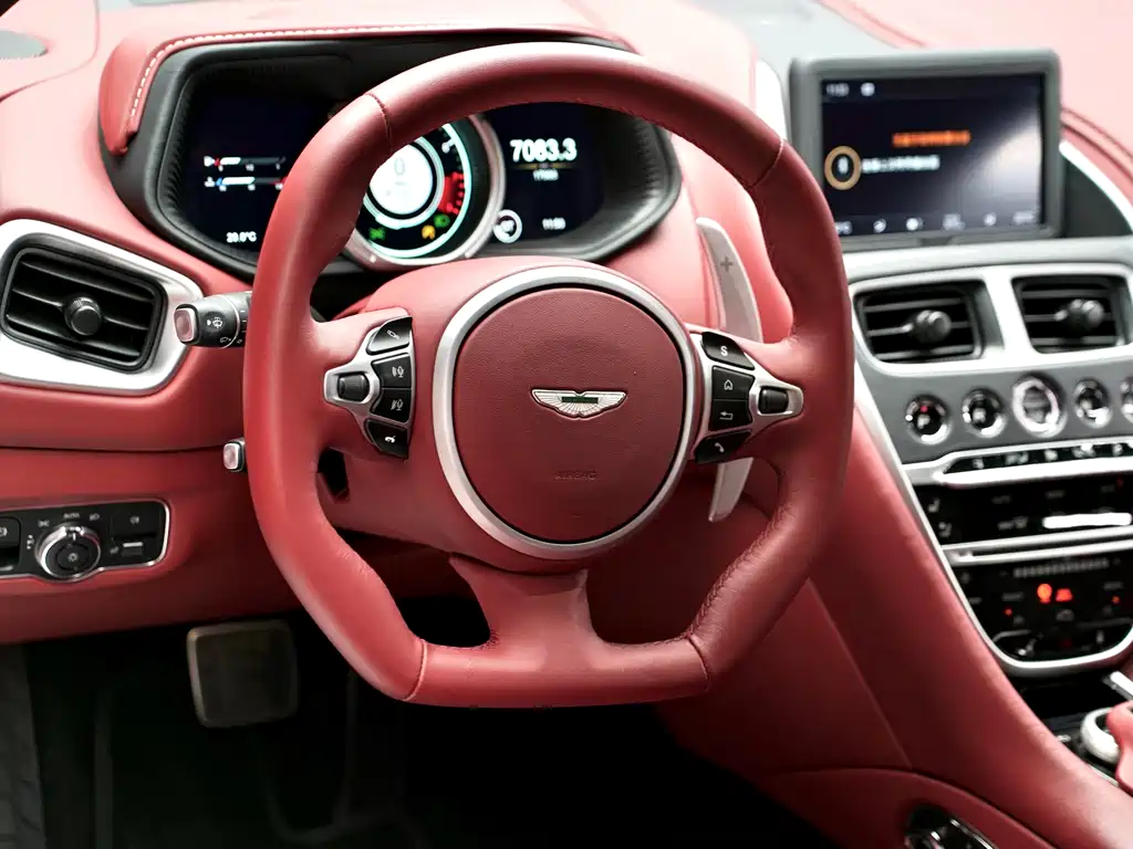Aston Martin DB11 — миниатюра 10
