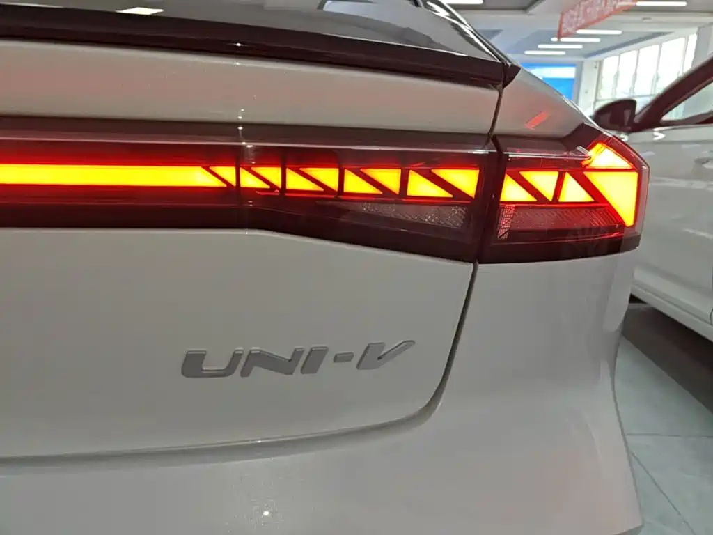Changan UNI-V 2025 1.5T 500Bar Luxury Sport
