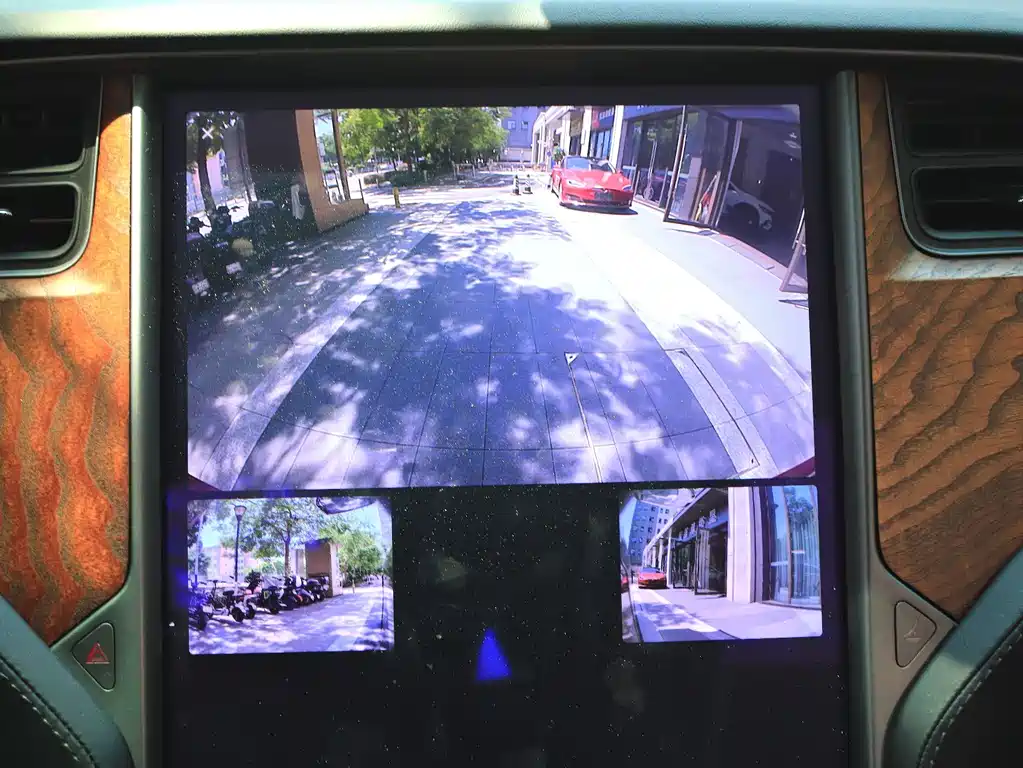 Tesla Model X — миниатюра 17