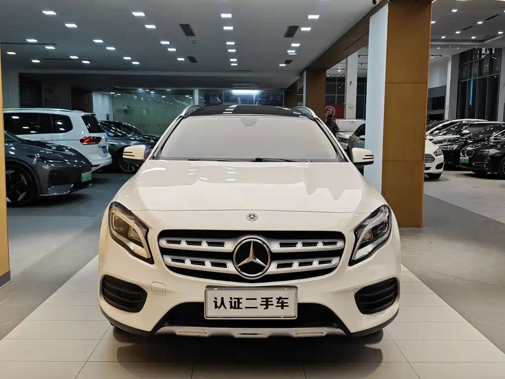 MERCEDES-BENZ GLA