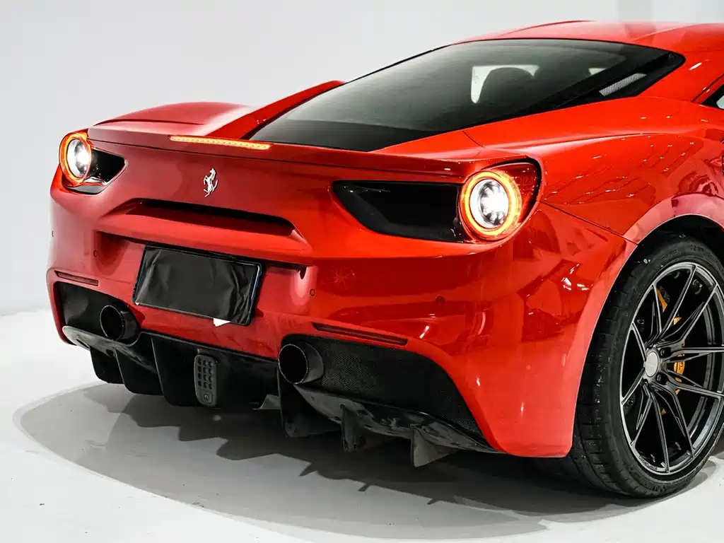 FERRARI 488