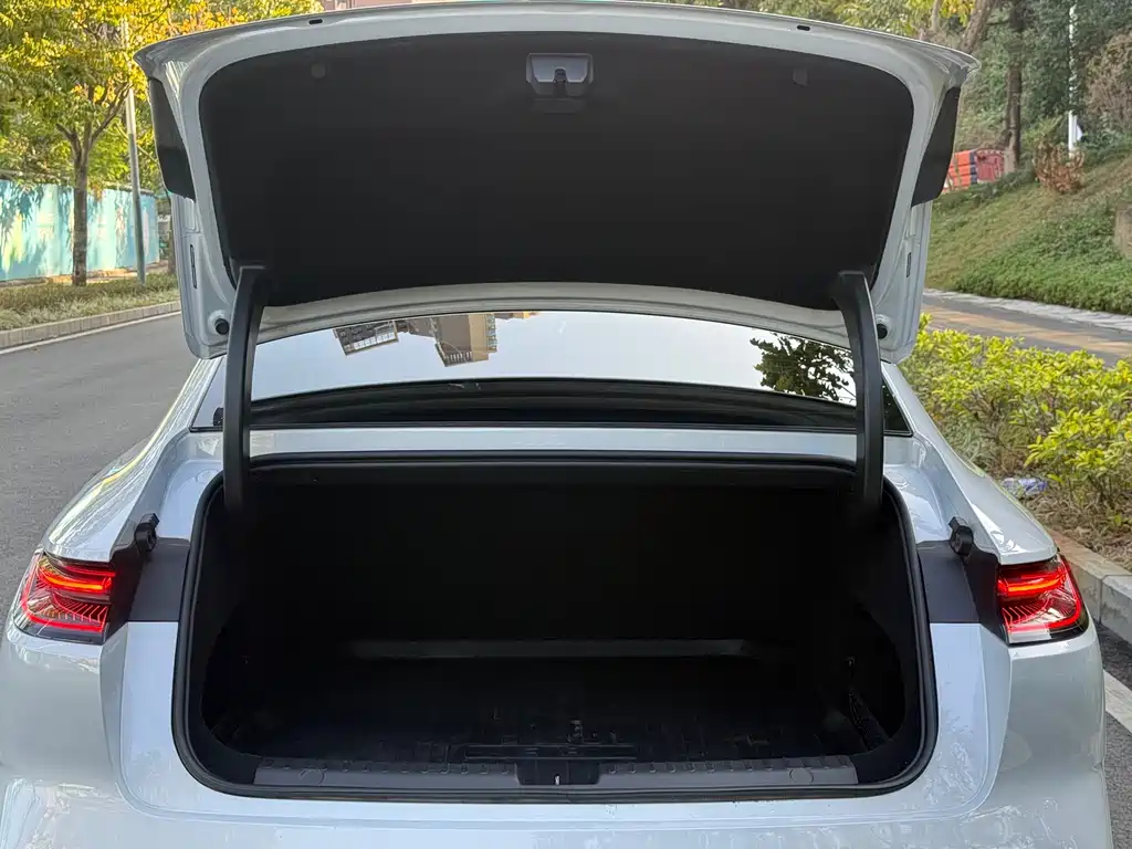 GEELY GALAXY GALAXY E8