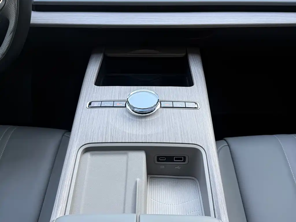 GEELY GALAXY GALAXY E8