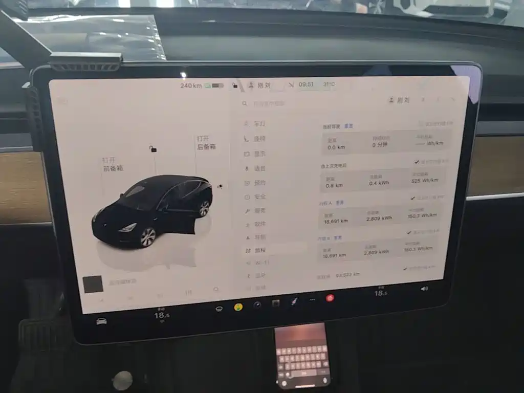 Tesla Model Y — миниатюра 13