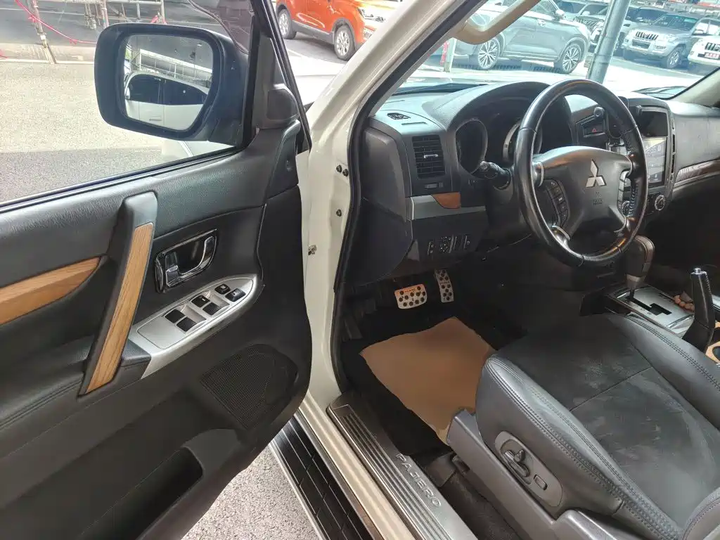 Mitsubishi Pajero (Import) — миниатюра 16