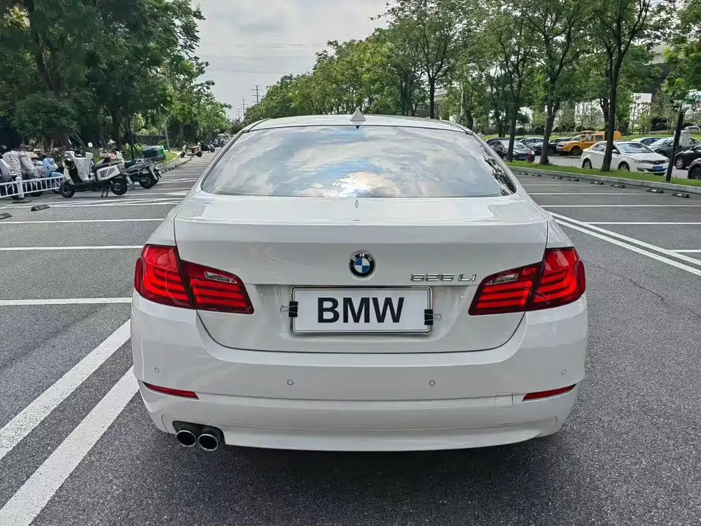 BMW 5 Series — миниатюра 8