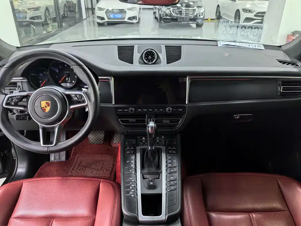 PORSCHE MACAN