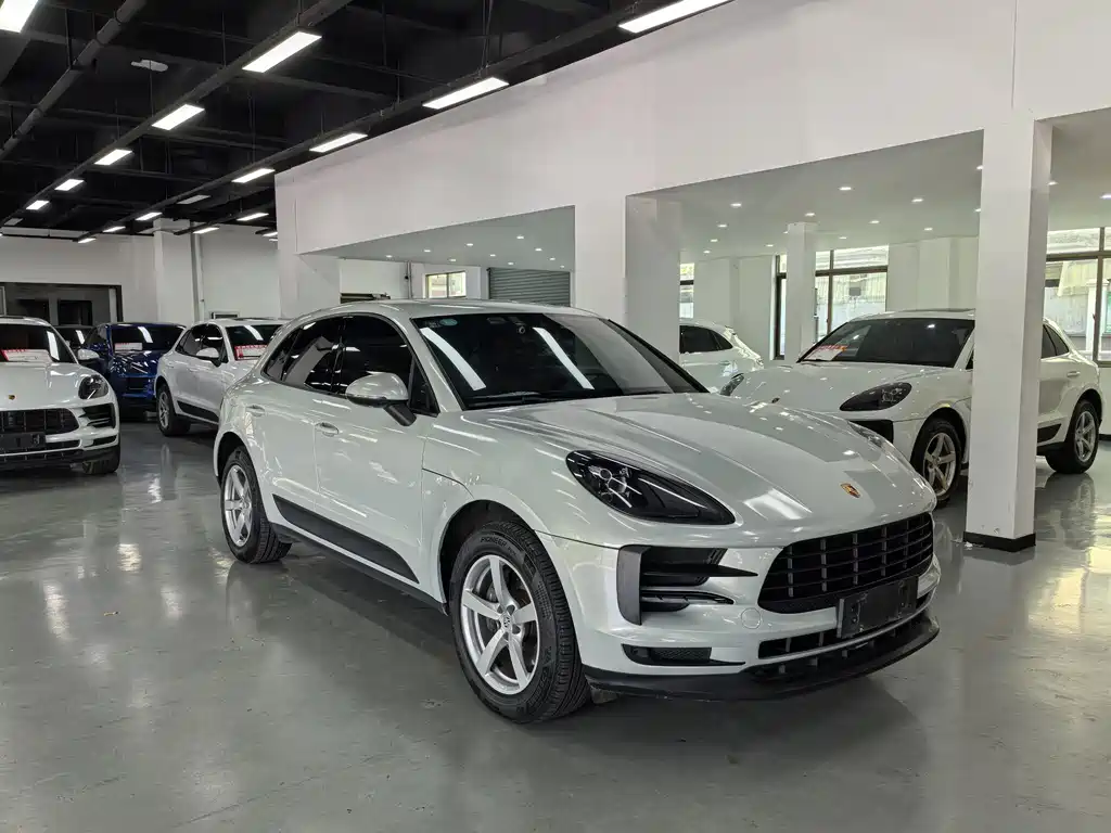PORSCHE MACAN