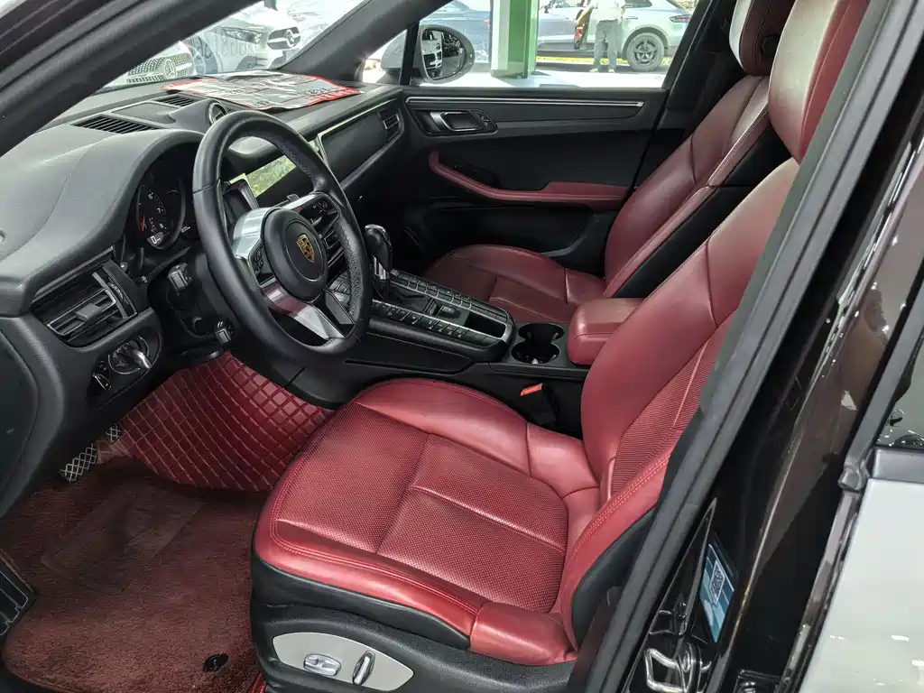 PORSCHE MACAN