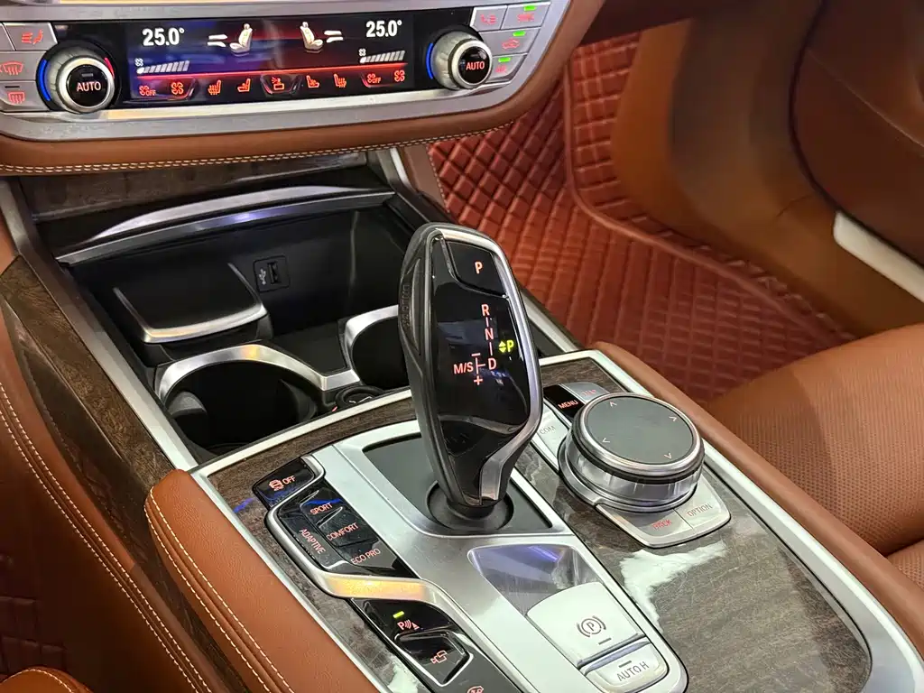 BMW 7 Series — миниатюра 9