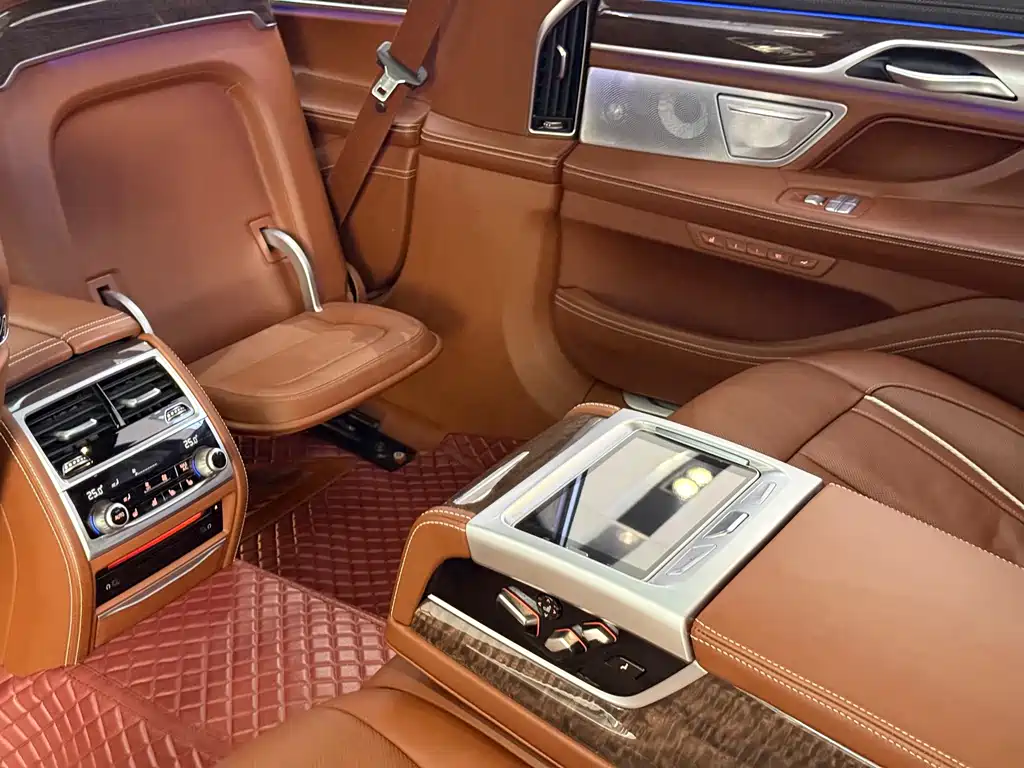 BMW 7 Series — миниатюра 11