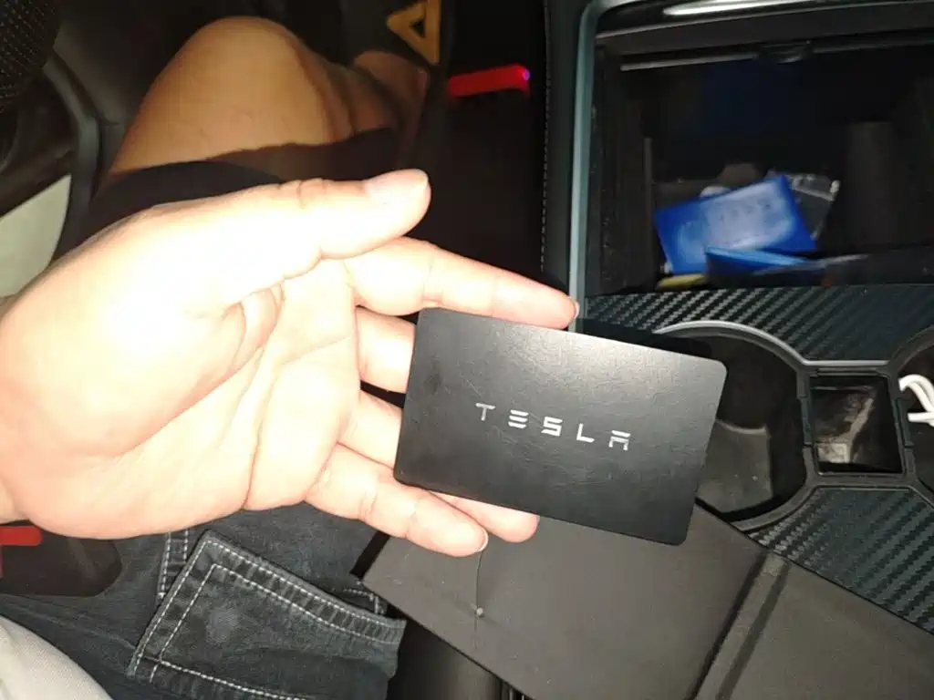 Tesla Model Y — миниатюра 9