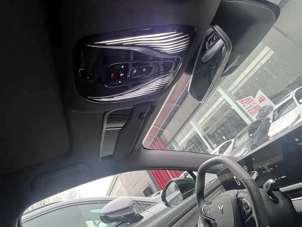 VOYAH LANTU CHASING LIGHT