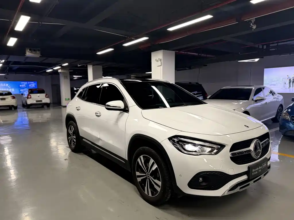 MERCEDES-BENZ GLA