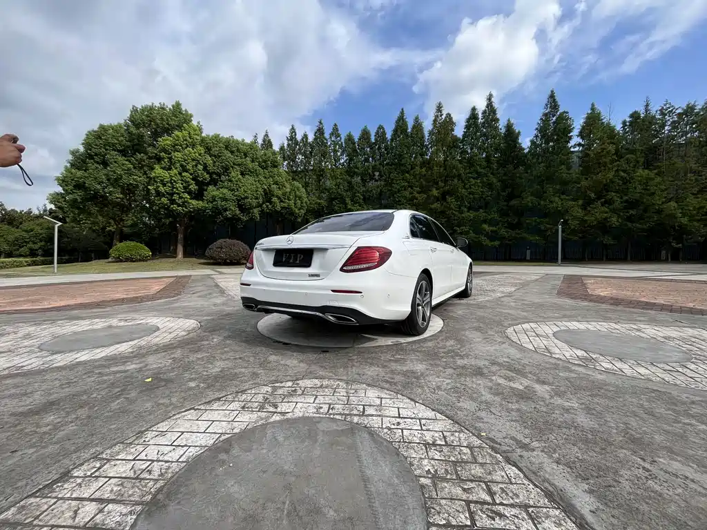 Mercedes-Benz E-Class — миниатюра 7