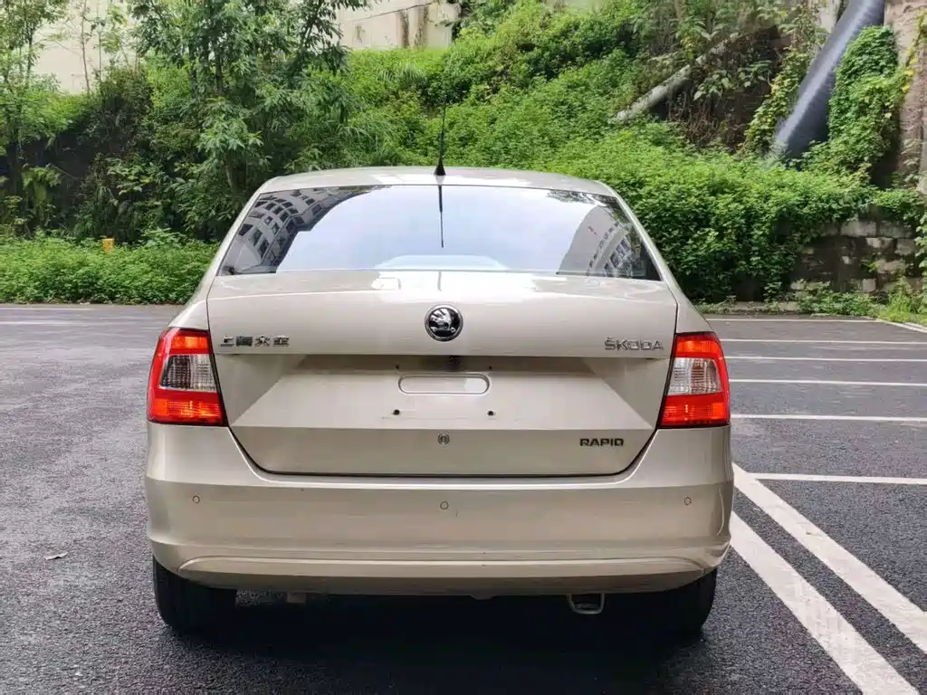 Skoda Rapid — миниатюра 10