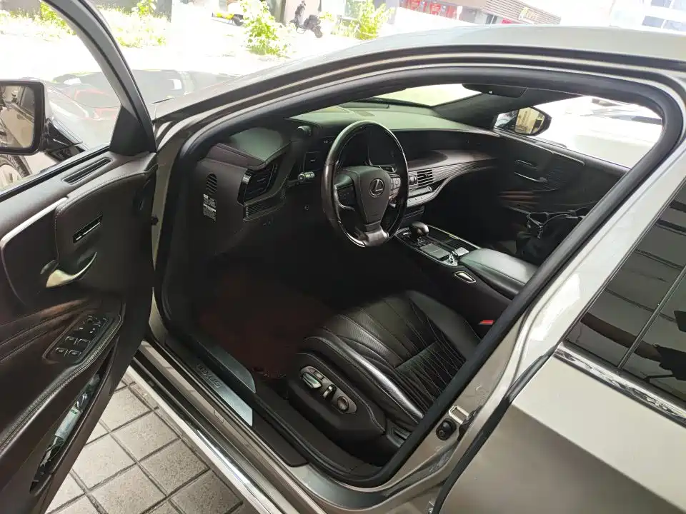 Lexus LS — миниатюра 3