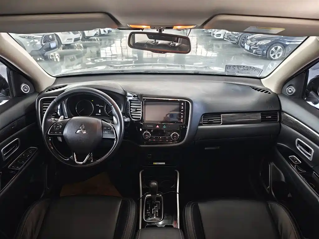 MITSUBISHI OUTLANDER