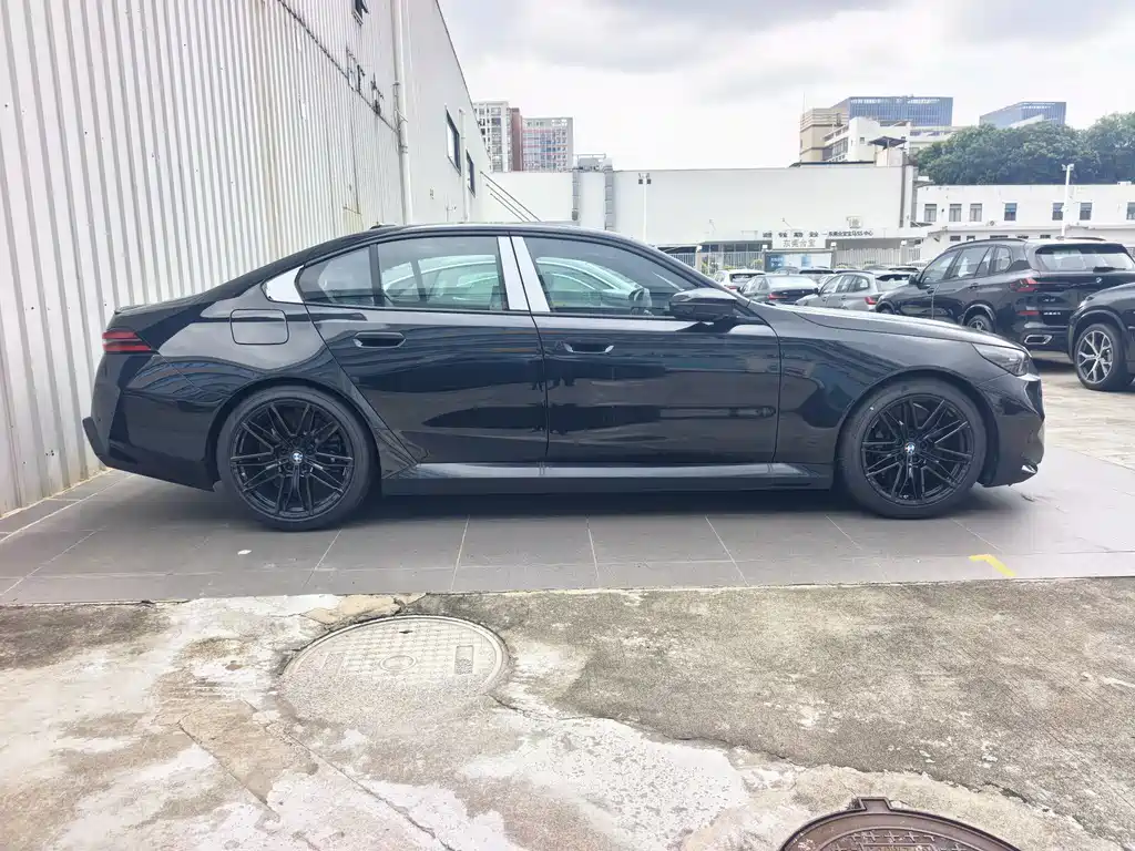 BMW M5 New Energy — миниатюра 7